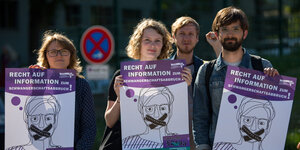 Linke Aktivist*innen protestieren vor dem Bundestag gegen Paragraf 219a im Strafgesetzbuch, der Informationen über Abtreibungen verbietet