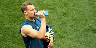 Manuel Neuer trinkt aus einer Flasche