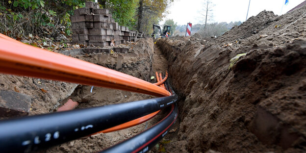 Kabel für den Anschluss von Breitband-Internetverbrindung auf einer Baustelle