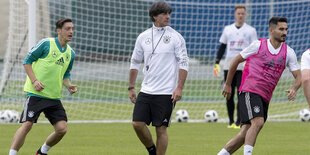 Drei Fußballer beim Training