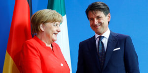 Merkel und Conte grinsen sich an