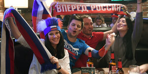 Russische Fans feiern den Sieg ihrer Mannschaft