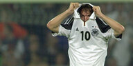 Lothar Matthäus zieht sich das DFB-Trikot über den Kopf