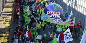 Der Demonstrationszug der Anti-Kohle-Demo in Bonn mit einer Erdkugel als Symbol für das Weltklima