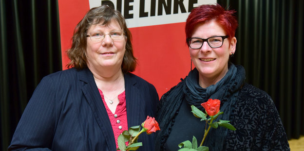 Pia Zimmermann und Anja Stoeck mit roten Rosen