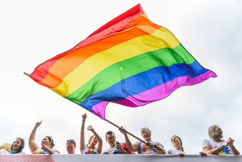 eilnehmer schwenken am 22.07.2017 in Berlin beim Christopher Street Day (CSD) unter dem Motto «Mehr von uns - jede Stimme gegen rechts» für die Rechte von schwulen, lesbischen, bi- und transsexuellen Menschen die Regenbogenfahne