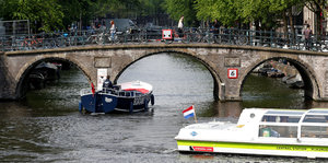 Eine Brücke über einen Kanal in Amsterdam