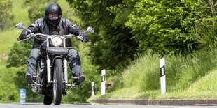 Motorradfahrer in der Landschaft