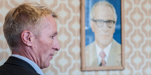 Profilbild von Hubertus Knabe, im Hintergrund ein Porträtfoto von Erich Honecker