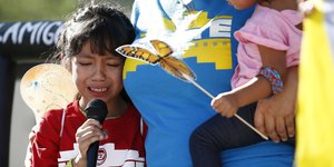 Die achtjährige Akemi Vargas weint während eines Protests vor dem Sandra Day O'Connor United States Courthouse als sie davon berichtet, wie sie von ihrem Vater getrennt wurde