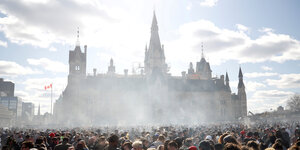 Vor der Legalisierung von Cannabis trafen sich jährlich vor dem Parlament in Ottawa Menschen um für die Legalisierung einzutreten: Vor dem Parlament stehen sehr viele Menschen, das Gebäude ist von Rauch vernebelt