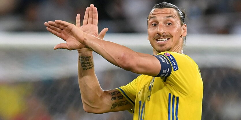 Schwedens Ex-Kapitän Zlatan Ibrahimovc gestikuliert und grinst während eines Spiels