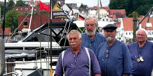 Vier Fischer im Flensburger Hafen