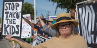 Eine Frau mit Transparent "Stop takin'our kids"