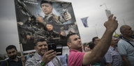 Anhänger von Erdogan posieren vor einem Poster mit dem Konterfeit des Präsidenten für Selfies.