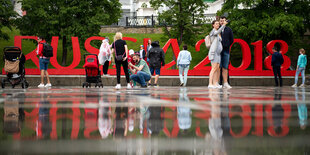 Passanten in Jekaterinburg machen Fotos vor dem WM-Schriftzug