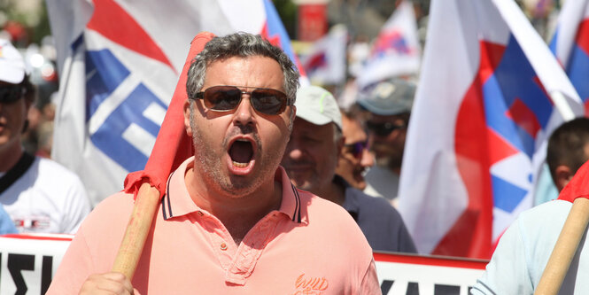 Demonstrant mit Fahne in Athen