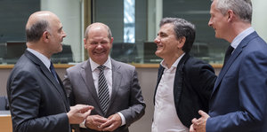 Bruno Lemaire, Olaf Scholz, Pierre Moscovici und Euclid Tsakalotos stehen nebeneinander