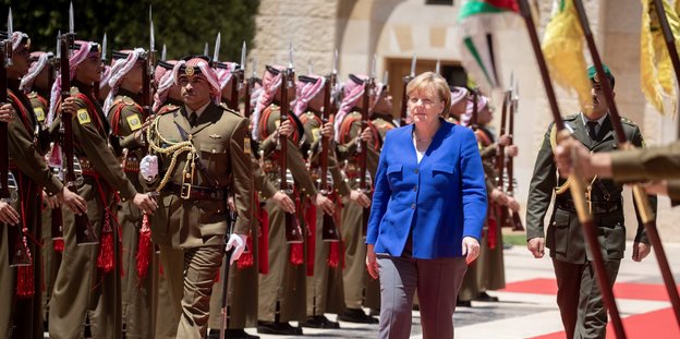 Bundeskanzlerin Angela Merkel (CDU) geht an der Palastwache vorbei zum Besuch von Abdullah II., König von Jordanien