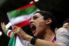 Eine Iranerin mit Kurzhaarfrisur feuert im Stadion ihre Mannschaft an.