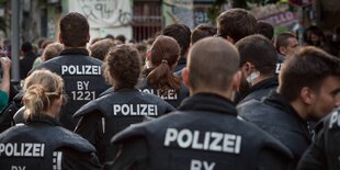 Mehrere Polizeibeamte an einer Kundgebung