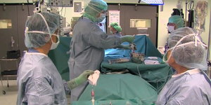 Ein Ärzteteam im Operationssaal