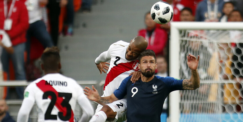 Olivier Giroud im Zweikampf