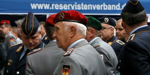 Mehrere ältere Herren in Uniform vor dem Schriftzug Reservistenverband