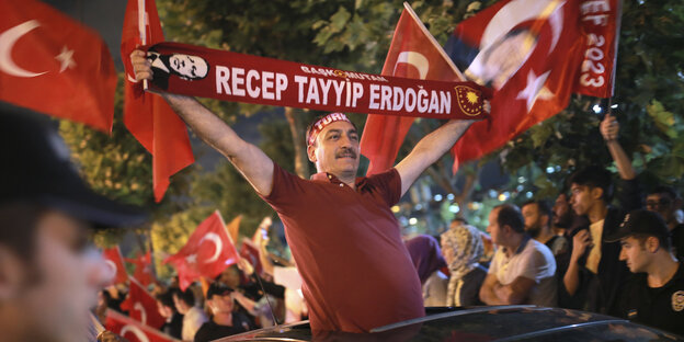 Mann auf Auto mit einem Schal auf dem "Recep Tayyip Erdogan" steht Mann auf Auto mit einem Schal auf dem "Recep Tayyip Erdogan" steht