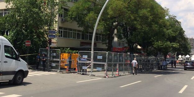 Das Gebäude der Hohen Wahlkommission in Ankara ist mit Gittern abgesperrt, ein gelber Stromgenerator soll Stromausfälle verhindern Das Gebäude der Hohen Wahlkommission in Ankara ist mit Gittern abgesperrt, ein gelber Stromgenerator soll Stromausfälle verhindern