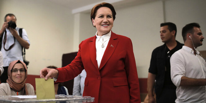 Präsidentschaftskandidatin Meral Akşener gibt in Istanbul ihre Stimme ab