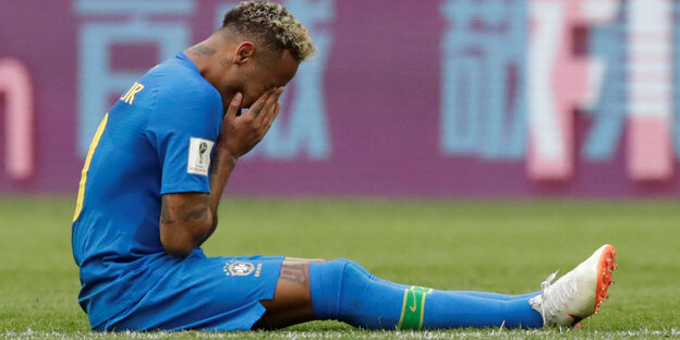 Neymar sitzt am Boden, die Hände vorm Gesicht