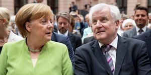 Bundeskanzlerin Angela Merkel (CDU) sitzt neben Bundesinnenminister Horst Seehofer (CSU).