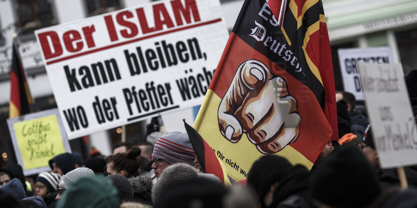 Anti-Islamisches Plakat auf einer Demo in Cottbus