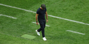 Trainer Joachim Löw aus Deutschland geht während des Spiels mit gesenktem Kopf an der Seitenlinie. (