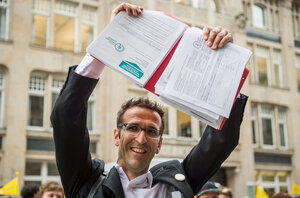Strößenreuther übergibt die vom Volksentscheid Rad gesammelten Unterschriften Strößenreuther übergibt die vom Volksentscheid Rad gesammelten Unterschriften