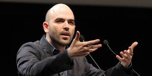 Der italienische Antimafia-Autor Roberto Saviano spricht und gestikuliert bei einer Veranstaltung