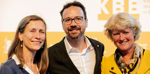 Marietta Rissenbeek, Carlo Chatrian und Monika Grütters schauen in die Kamera