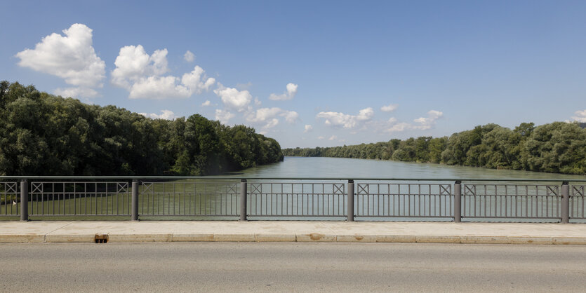 Eine Brücke über einen Fluss