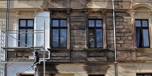 Bauarbeiter sanieren einen Altbau in Leipzig