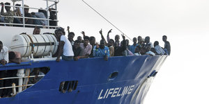 Menschen stehen an Bord der "Lifeline"