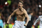 Cristiano Ronaldo jubelt nach seinem Tor. Er rennt oberkörperfrei über den Platz und spannt seine Muskeln an.