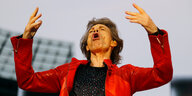 Mick Jagger singt