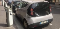 Autolib'-Auto vor Ladesäule in Paris