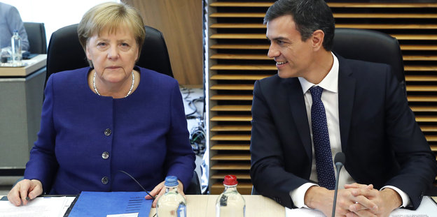 Die deutsche Bundeskanzlerin Angela Merkel und der spanische Premierminister Pedro Sánchez sitzen beim EU-Sondergipfel zusammen