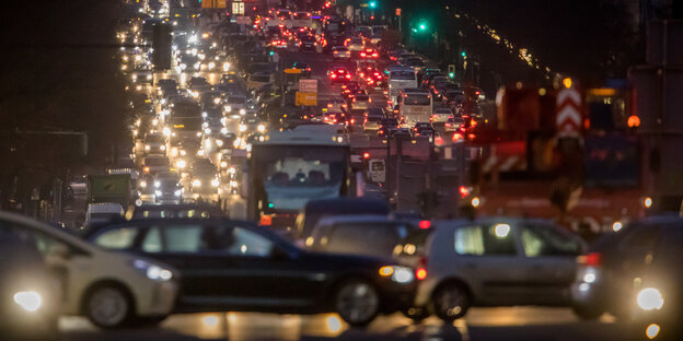 Viele Autos stehen abends im Stau, ihre Lichter leuchten bunt