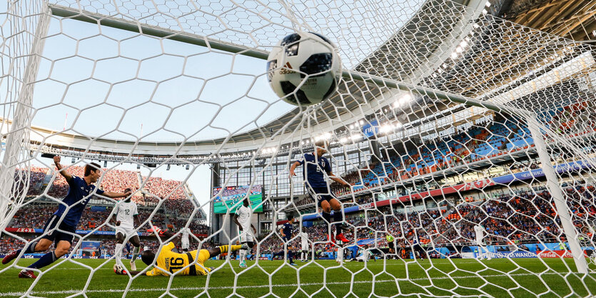 Der Ball ist im Tor, Japaner jubeln