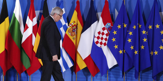 Jean-Claude Juncker, Präsident der Europäischen Kommission, wartet auf das Eintreffen der Staatschefs bei einem Sondertreffen der EU-Staaten zur Flüchtlingspolitik in Brüssel und geht dabei an den Fahnen der Mitgliedsstaaten vorbei