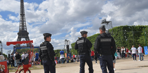 Gendarmerie-Polizisten vor dem Eiffelturm