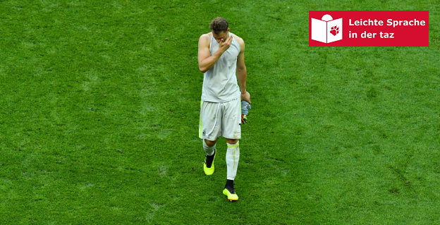 Der deutsche Torwart Manuel Neuer läuft über das Spielfeld und fasst sich ins Gesicht
